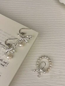 1套時尚手工設計新款天然珍珠蝴蝶結彈性戒指和耳環套裝,適用於女性日常派對穿戴和贈送。必備珠寶、禮物、高品質首飾