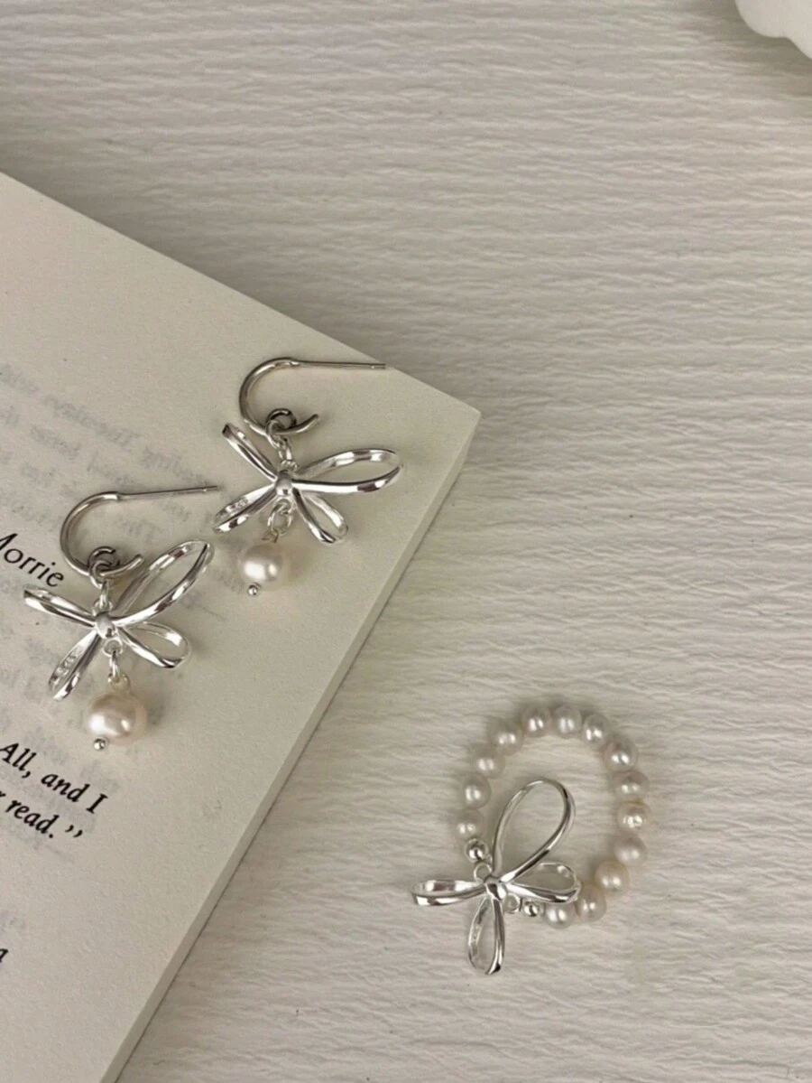 1套時尚手工設計新款天然珍珠蝴蝶結彈性戒指和耳環套裝,適用於女性日常派對穿戴和贈送。必備珠寶、禮物、高品質首飾