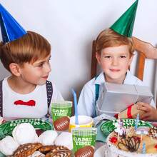 97件式橄欖球派對用品套件,可供24人使用,包括: 24個大盤子,24個小盤子,24條餐巾紙,24個杯子和1張餐桌布,適用於橄欖球派對、尾門派對和橄欖球派對裝飾。共97件。 - 綠色 - 查看 8