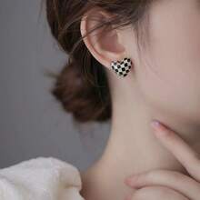 時尚高端紅心方格耳環，法式百搭耳環，極簡豪華耳飾 - 黑與白 - 查看 4