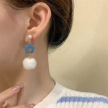 1個女性配戴假絨面花朵和毛球不對稱長耳環,藍色,適合生日禮物、派對等秋冬季節,使用無耳洞夾式耳環 - 藍色 - 查看 5