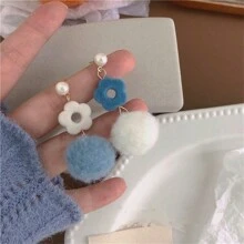 1個女性配戴假絨面花朵和毛球不對稱長耳環,藍色,適合生日禮物、派對等秋冬季節,使用無耳洞夾式耳環 - 藍色 - 查看 4