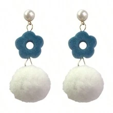 1個女性配戴假絨面花朵和毛球不對稱長耳環,藍色,適合生日禮物、派對等秋冬季節,使用無耳洞夾式耳環 - 藍色 - 查看 2