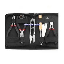 Kit d'outils de bijouterie DIY, comprend des aiguilles à perler, des ciseaux, des équerres, des coupe-fils en cuivre, des pinces à épiler, des pinces et un poinçon, convient pour la fabrication et la réparation de bijoux pour adultes, boîte-cadeau pour les fêtes (les couleurs des pinces peuvent varier)