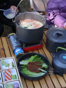 1只戶外露營鍋具套裝,鋁合金製可攜式燒烤鍋具,附掛鍋和坐鍋,適用於5-8人露營或野餐 - 灰色 - 查看 9