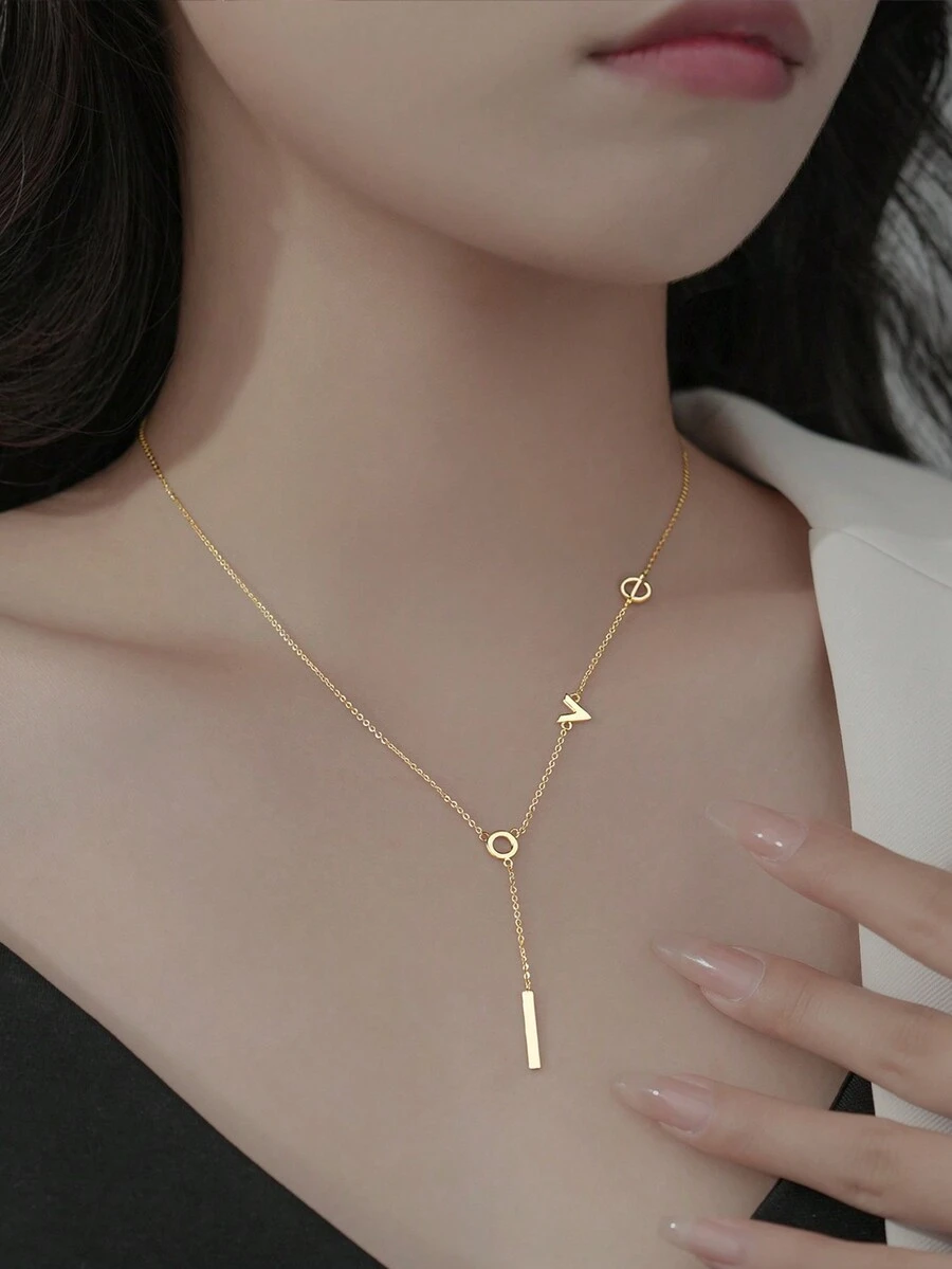 一款簡單而優雅的925銀情書項鍊,適合女性每天佩戴,作為一份節日禮物