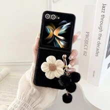 1入黑色塑料表面PU毛絨花卉手機殼和1入小毛絨球掛件，適用於三星Galaxy Z Flip 5 4 3 5g - 黑色 - 查看 13