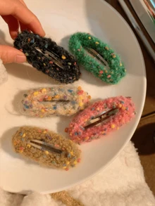 2入組女士色彩繽紛毛絨針織髮夾，適用於齊瀏海，甜美可愛，適合秋冬日常佩戴及多種頭飾搭配 - 綠色 - 查看 8