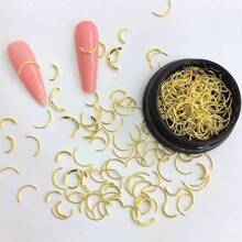 1 盒混合随机美甲装饰，包括金银金属铜板钉、指甲贴纸、日式星形、月亮形、镂空和长条形，适用于美甲沙龙 DIY 指甲饰物指甲宝石美甲用品指甲 - 金色 - 查看 5