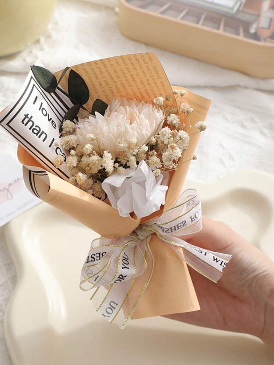 1朵人工花束,包括1朵人工玫瑰、勿忘我、玫瑰和帶有香氣的皂花禮品包裝紙。適合作為母親、最好的朋友和女友的生日或紀念日禮物,也可作為母親節、情人節、婚禮禮品或家居裝飾。 - 香檳色 - 查看 1