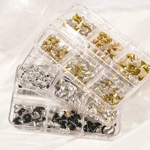 3盒网红合金美甲饰品复古立体金银黑钻心形指甲亮片美甲饰品批发这些时尚戒指美甲饰品用途广泛，非常适合3D艺术、闪光美甲、工艺品、节日装饰、美甲、手机壳、邀请卡等。美甲钻石适合专业美甲沙龙和家庭使用。这是送给美甲爱好者的礼物。 - 彩色 - 查看 5