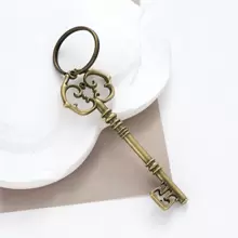 Juego de llavero con saco de logo de banco de goblins callejeros, collar de banco mágico de aleación con forma de llave hueca vintage, joyería de moda para hombres, colección de fans, accesorios de disfraz de Halloween, Pascua, Acción de Gracias, Navidad, Día del Niño, Carnaval, regalo creativo, accesorio de coche, encanto de bolso, accesorio escolar, gótico lindo, Y2k