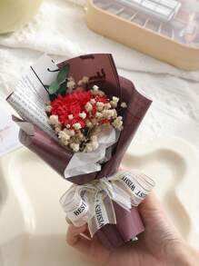 1入組人造花束,包括1支人造玫瑰、滴嬰兒的氣息花、玫瑰以及帶芳香的香皂花禮品包裝紙。適合作為母親、最好的朋友和女友的生日或紀念日禮物。也適合母親節、情人節、婚禮小禮物或家居裝飾。 - 紅色 - 查看 1