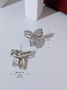 1對銅製材料和立方氧化鋯裝飾螺紋耳釘,帶有蝴蝶結設計,適用於女性作為情人節禮物 - 銀色 - 查看 3