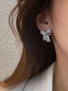 1對銅製材料和立方氧化鋯裝飾螺紋耳釘,帶有蝴蝶結設計,適用於女性作為情人節禮物 - 銀色 - 查看 2