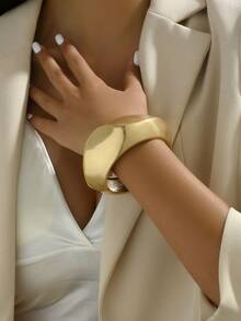 Fashion this season F&S 1 件镀金宽磨砂不对称形状手链，适合知性或甜美风格，简约时尚欧美优雅，奢华而夸张的复古个性，轻奢而优雅，适合日常佩戴、通勤、朋友聚会、浪漫假期、约会、街拍，展现优雅与时尚 - 金色 - 查看 4