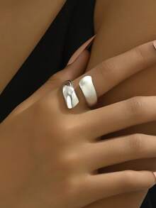 Fashion this season F&S 1 件金属戒指，采用亮面和哑光饰面，金银双色调，别致的设计，适合女性时尚、奢华的品味，复古个性和朋克风格。优雅、浪漫、俏皮，非常适合日常佩戴、派对、节日和朋友聚会。 - 金色 - 查看 6