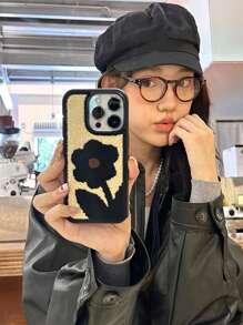 秋冬款黑棕色花卉加厚全包式防摔手機殼，適用於iPhone 15