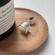 S925純銀簡約拱形紋理磨砂耳釘,韓國時尚個性化耳飾 - 銀色 - 查看 1