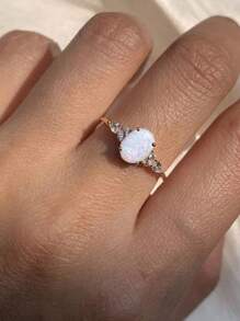 1pc Fashionable Promise Ring With Oval Opal Reflecting Multicolor Lighting And Sparkling Rhinestone, For Engagement/Wedding Women's Ring