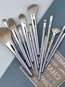 Antevisão do novo conjunto de pincéis de maquiagem Colleague Li de 14 peças, pincel para sombra, pincel para pó, pincel para blush, pincel para