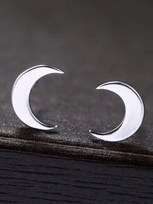 1對可愛且時尚的銀色月形耳環,適合女性日常穿著