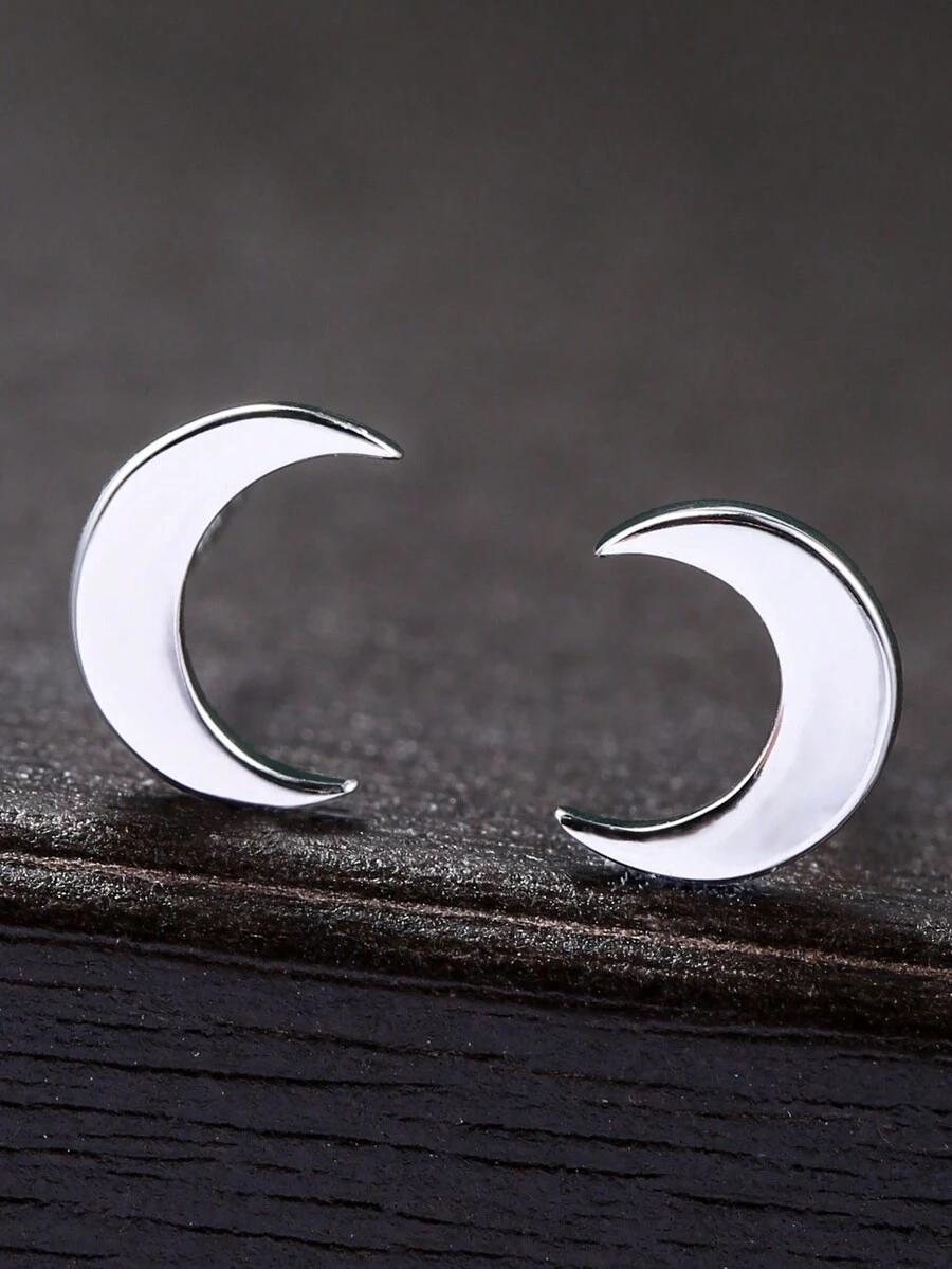 1對可愛且時尚的銀色月形耳環,適合女性日常穿著