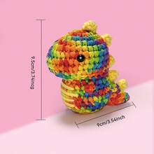 1入鬥龍彩虹毛線編織套件-適合初學者，包括DIY毛絨玩具所需物料、桌上裝飾、手工藝品、鑰匙圈等，包含英語演示視頻、美式英語旁白、英文指導書、鉤子、標線等配件（工具配件顏色隨機） - 彩虹色恐龍 - 查看 2