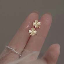 1對新品到貨2023S925銀和方晶鋯石幸運草耳釘,簡約風和時髦女士配件 - 金色 - 查看 1