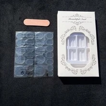 這款y2k24入長杏仁形透明＆全息貓眼系列寶石狀假指甲可以立即升級您的外觀。它們附帶1入指甲剪和1入果凍膠,易於使用並可重複使用。非常適合日常穿著和派對,適用於女性和女孩。圖片在自然光下拍攝,無濾鏡。 - 無色 - 查看 3