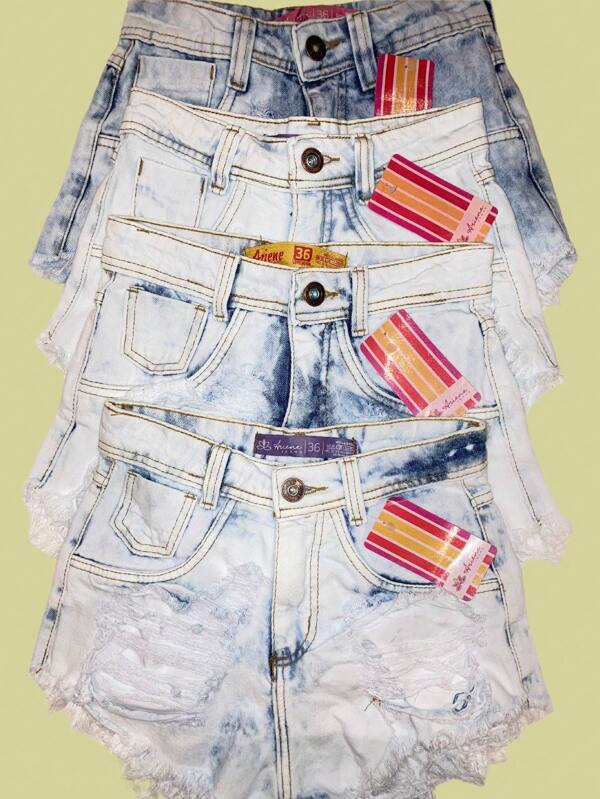 shorts jeans feminino curto verao sem elastano com rasgo desfiado  cintura media lavagem clara mesclada