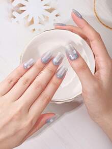 用 16 件橢圓形、聖誕節、雪花、貓眼、閃光、極簡風格、藍色和白色雪花印花 Uv 半烤凝膠指甲貼升級您的魅力。便攜、使用方便、持久,適合節慶、姊妹聚會、下午茶 - 藍白色 - 查看 2