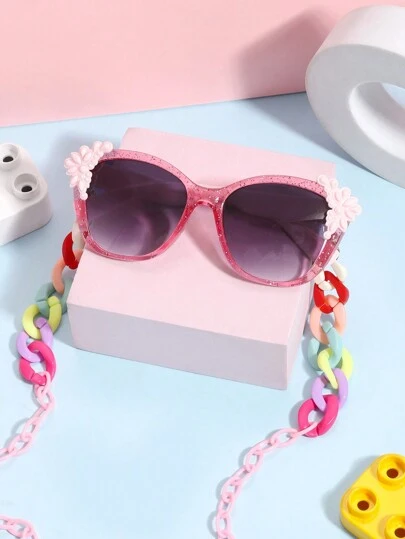 1 副女孩方形时尚眼镜和 1 副环扣眼镜链，非常适合度假出游和搭配服装