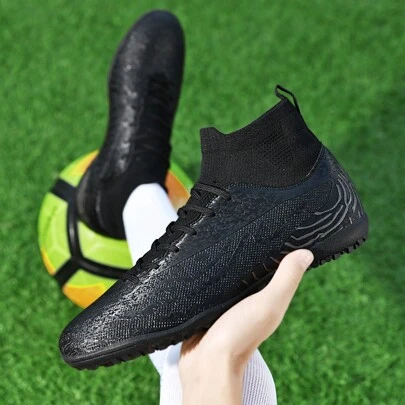 男女適用足球鞋，專業訓練和比賽用，適用於人造草地，室內場地，黑白色，長釘（AG）高頂設計，適合青少年，也適用於棒球