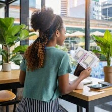 100 個節省挑戰信封和優惠券收納袋,帶層壓 5050 美元追蹤表和預先編號的口袋 - 無色 - 查看 4