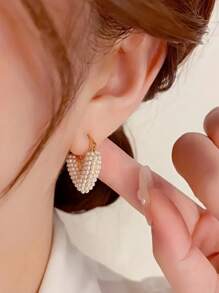 1对创意心形耳环，镶嵌人造珍珠，锌合金材质，优雅复古风格，女士约会耳环 - 白色 - 查看 4