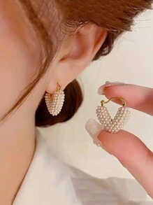 1对创意心形耳环，镶嵌人造珍珠，锌合金材质，优雅复古风格，女士约会耳环 - 白色 - 查看 1