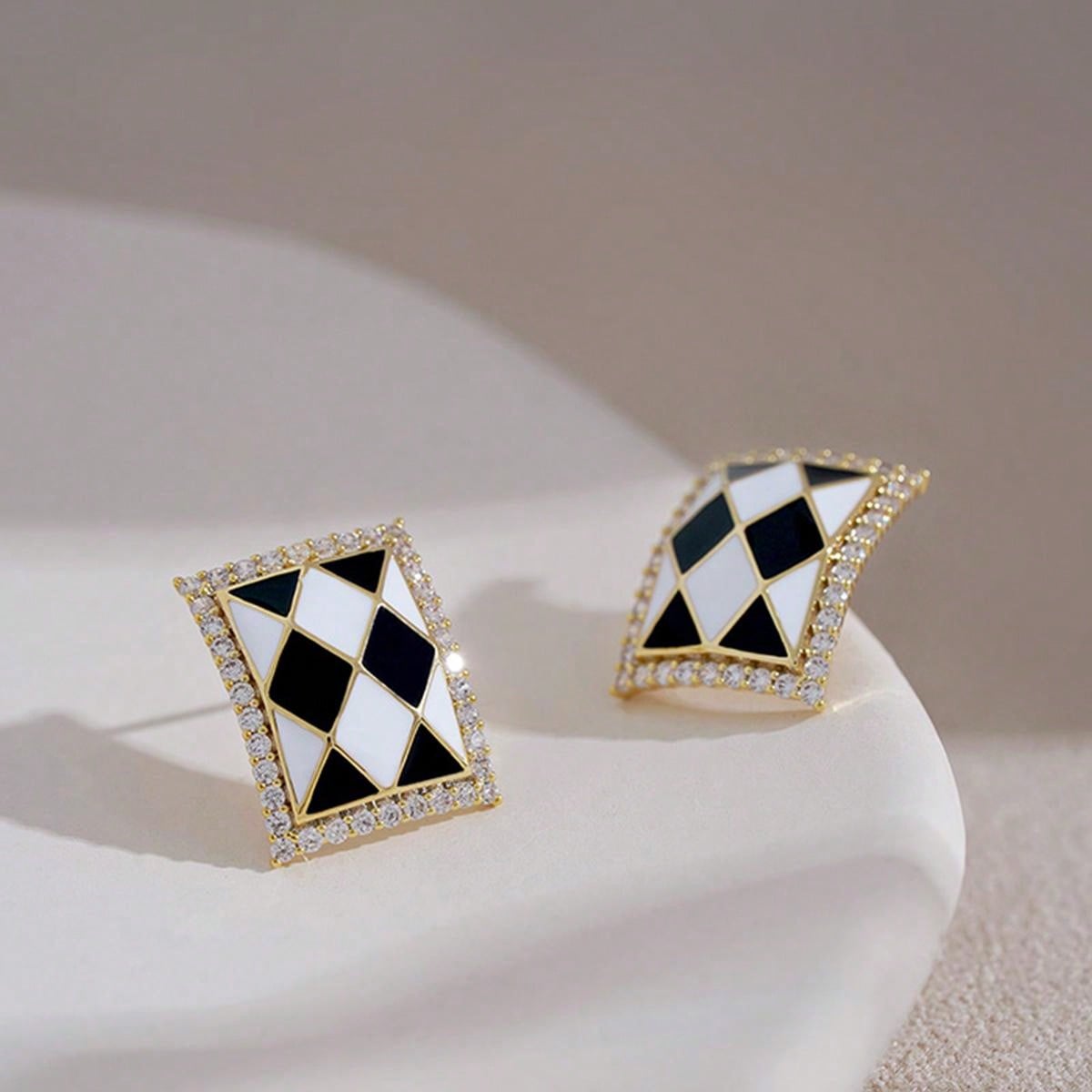 1pair FrenchStyle Checkered & Arc De Triomphe Pattern Black Polyresin