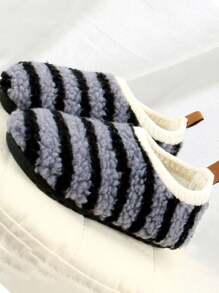 新品上市 毛绒保暖婴儿学步鞋和地板袜鞋，鞋底柔软防滑，适合秋冬季 - 藍色 - 查看 4