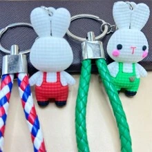 1個創意卡通編織背帶兔鑰匙扣及編織繩與立體裝飾可愛的pvc復活節兔子娃娃掛件情侶鑰匙扣最佳禮物,適用於孩子/姐妹 - 彩色 - 查看 6