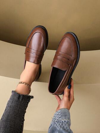 Moderiktiga bruna platta skor för kvinnor med låg vampdesign