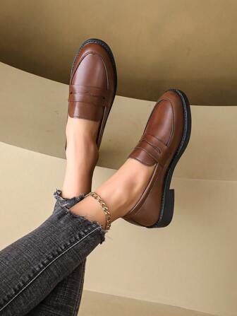 Women's Fashionable Brown Flat Shoes With Low Vamp Design