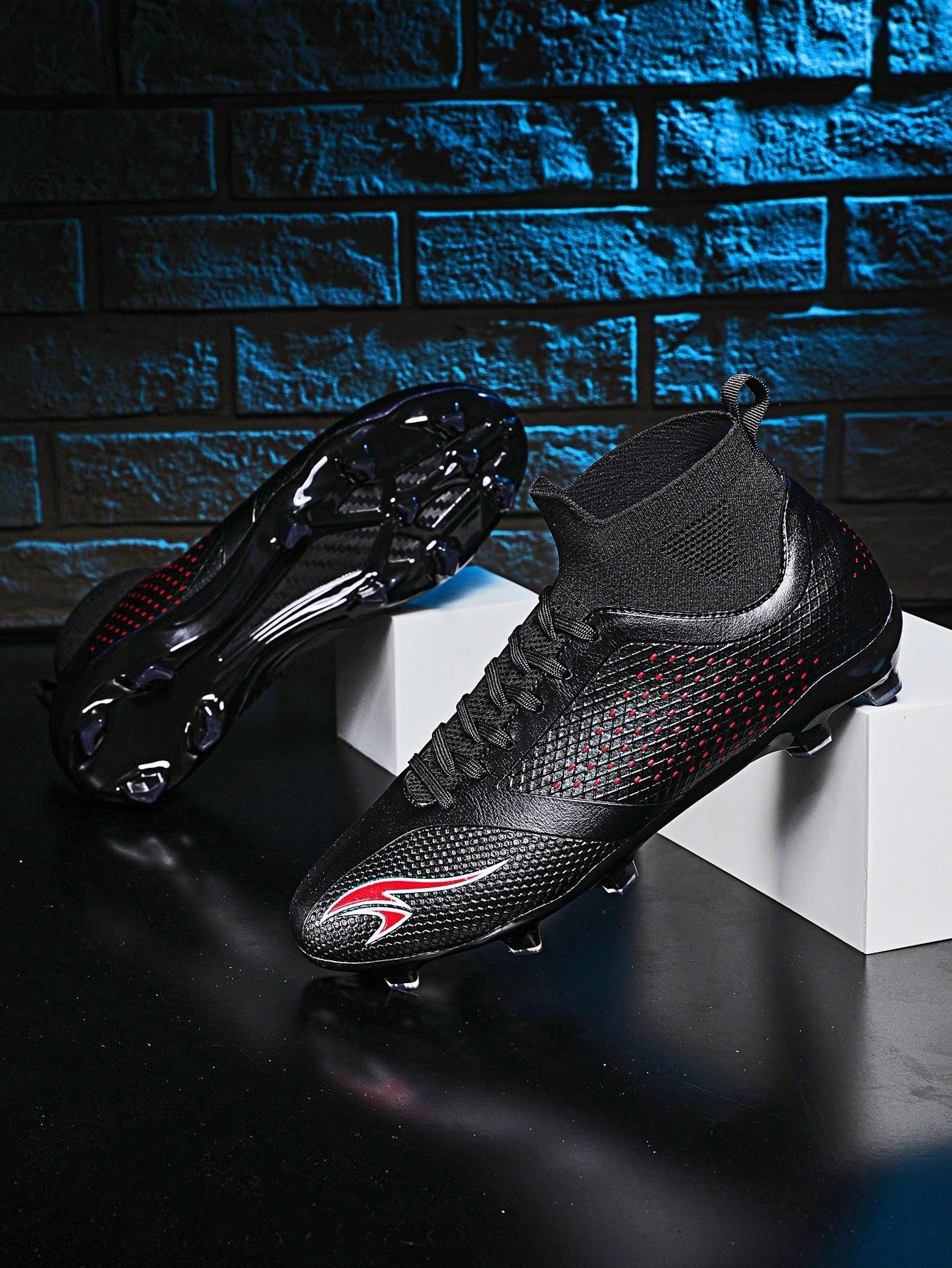 Wit Voetbal Of Voetbalschoenen Met Spikes Icoon Geïsoleerd Met Lange Schaduw American Wit Voetbal Of Voetbalschoenen Met Spikes Icoon Geïsoleerd Met Lange Schaduw American