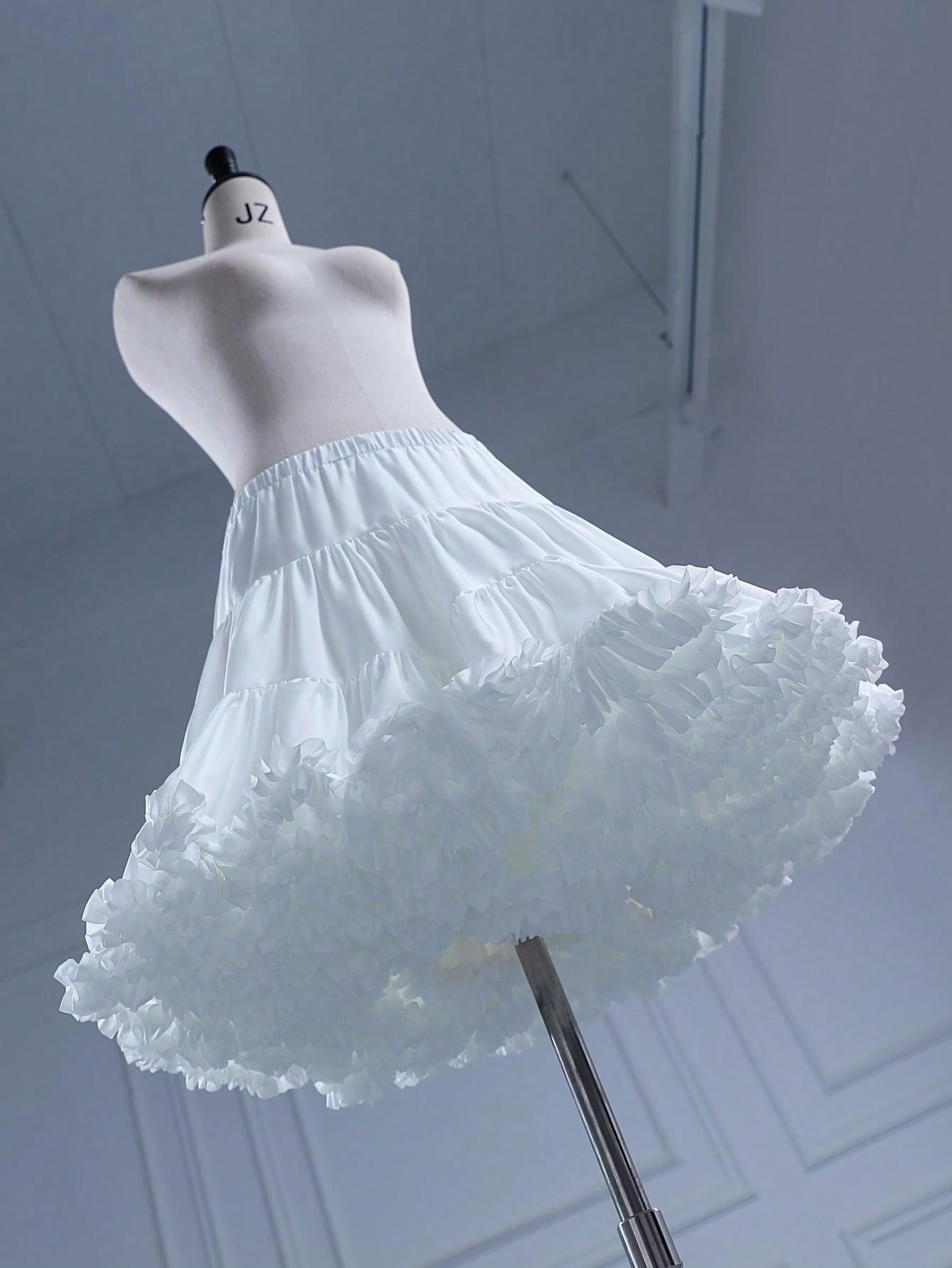 A Women's White Short Mesh Lolita Cosplay Daily Pannier Boneless
