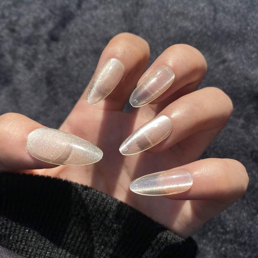 這款y2k24入長杏仁形透明＆全息貓眼系列寶石狀假指甲可以立即升級您的外觀。它們附帶1入指甲剪和1入果凍膠,易於使用並可重複使用。非常適合日常穿著和派對,適用於女性和女孩。圖片在自然光下拍攝,無濾鏡。 - 無色 - 查看 1