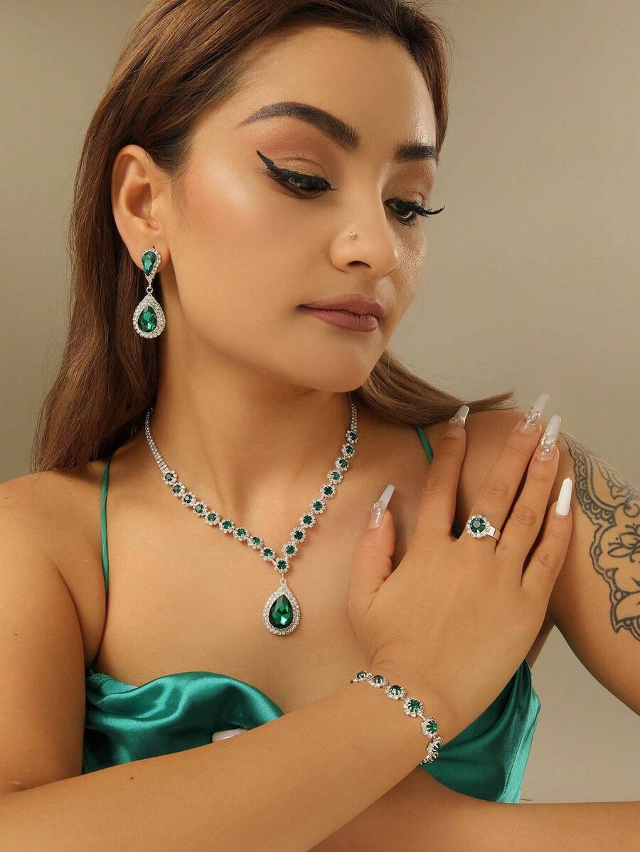 1 Set modischer, personalisierter Schmuckset aus Kupfermaterial mit vollständigem Diamantbesatz, bestehend aus Halskette, Ohrrringen, Armband und Ring