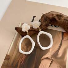 1對高端感復古港風壓克力女式耳環,圓臉瘦臉,設計獨特,適合居家約會 - 杏色 - 查看 2
