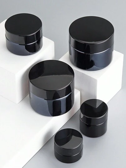 زجاجة فاصلة لمؤسسة كريم ضد الضوء لمستحضرات التجميل وللسفر و لديكور المنزل في غرفة المعيشة و النوم و الحمام و تستخدم ايضا في المناسبات مثل الأعراس و أعياد الميلاد، هدية للرجال و النساء و الأصدقاء و العائلة و لرأس السنة مع اكسسوارات كما يمكن استخدامها كهدية فكاهية.