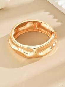 Fashion this season F&S 1入銀色水紋款寬口金屬彈簧手環,時尚且高檔且復古且甜美可愛的設計,適用於日常通勤、外出、玩樂、派對等。