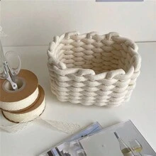 1只白色編織存儲籃,可用於放置桌上的鑰匙、宿舍雜物、化妝面膜、衛生紙、客廳咖啡桌上,以及家庭工作儲物。